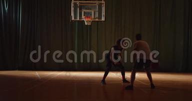 两名年轻篮球运动员打篮球比赛、对峙、防守、进攻、夜场比赛